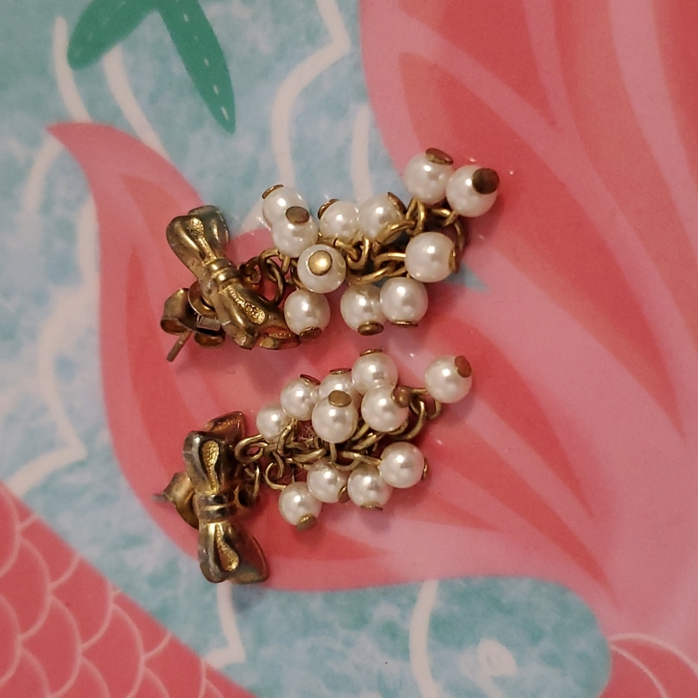 Goldtone faux pearls dangling from a bow pierced earrings - Picture 4 of 4